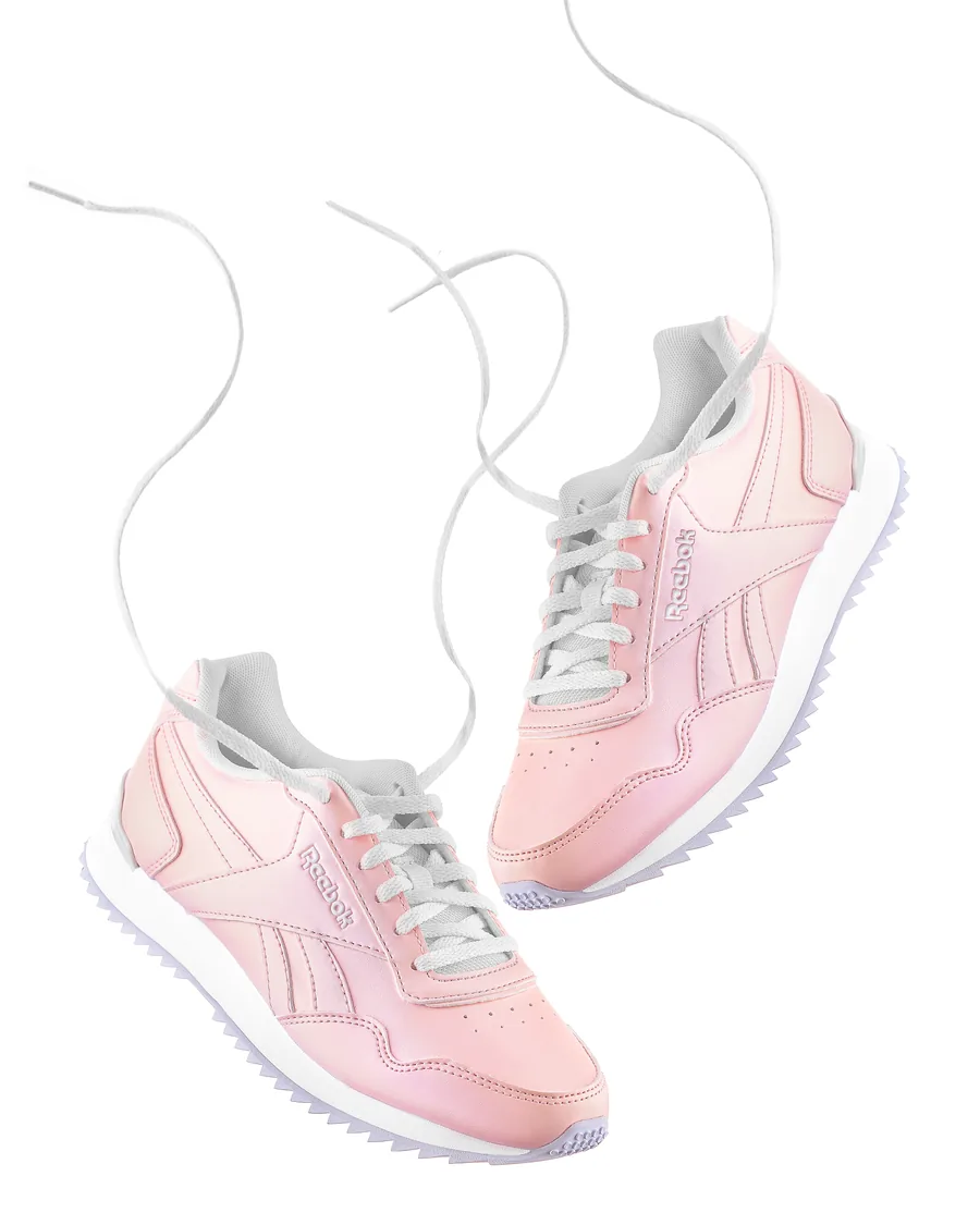 Pembe Reebok spor ayakkabı çifti, uçuşan bağcıklarla beyaz fonda