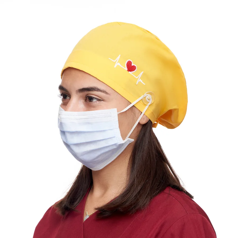 Sarı cerrahi bone ve maske takan model, yandan çekim