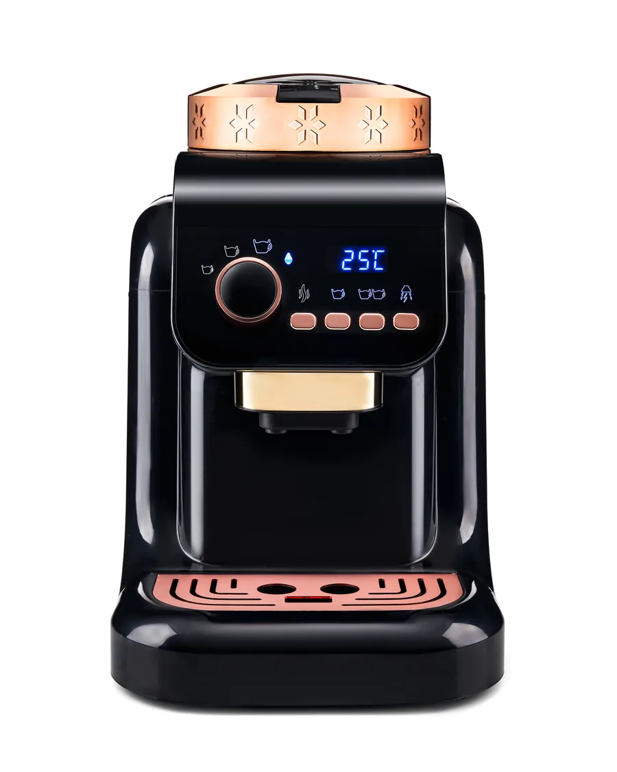 Siyah ve rose gold kahve makinesi, beyaz fonda önden çekim