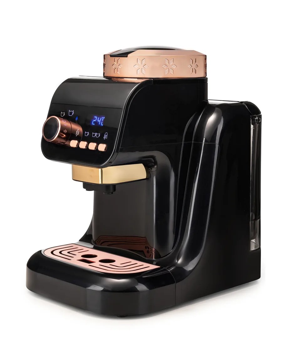 Siyah ve rose gold kahve makinesi, beyaz fonda açılı çekim