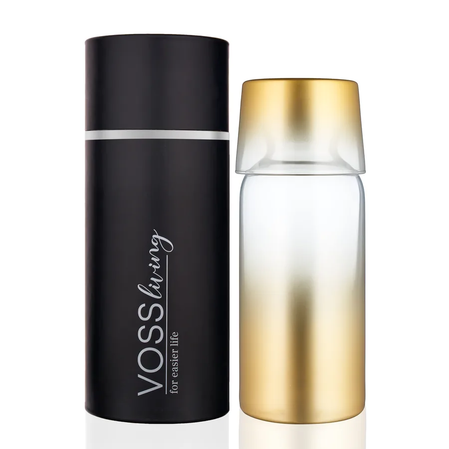 VOSS Living cam şişe ve siyah silindir kutusu, beyaz fonda