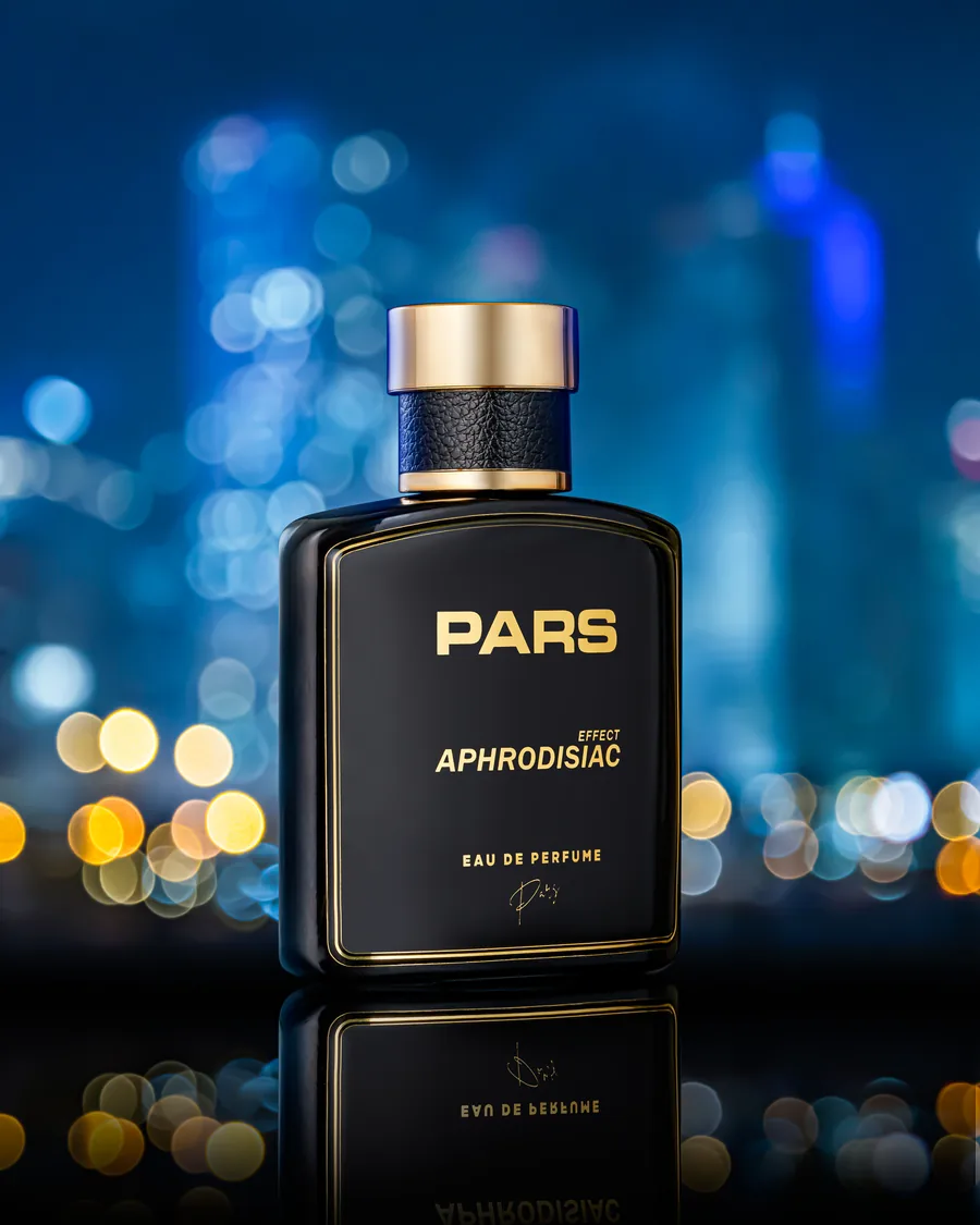Pars Aphrodisiac parfüm şişesi, şehir ışıkları bokeh arka planda