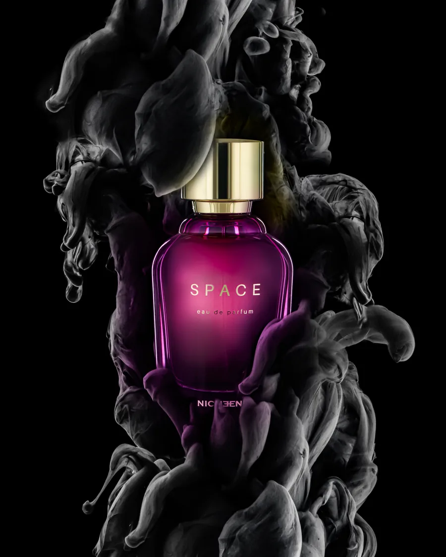 Mor Space parfüm şişesi, siyah duman efektli konsept still life çekimi
