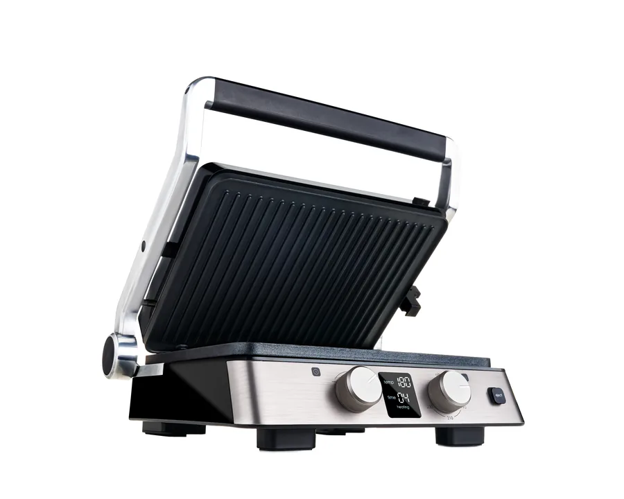 Kapağı açık tost ve ızgara makinesi, beyaz fonda