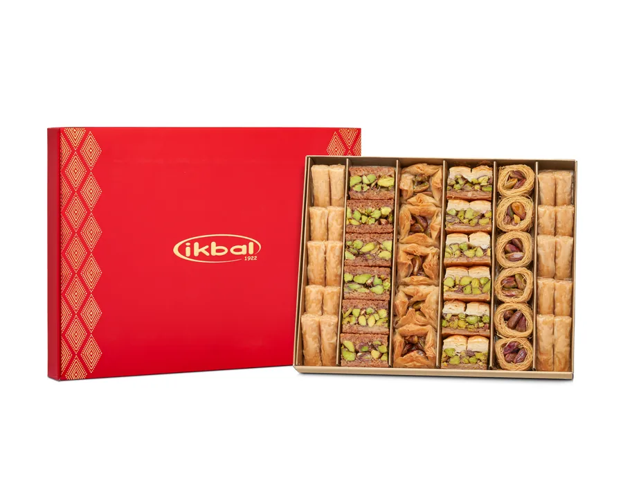 İkbal baklava kutusu, karışık baklava çeşitleriyle beyaz fonda